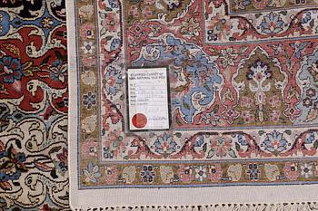 Matta, silke, Kashmir, ca 357 x 274 cm.