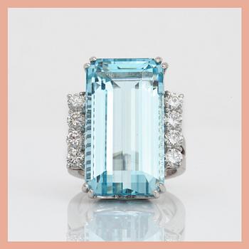 RING, 18K vitguld med trappslipad akvamarin, ca 21,11 ct samt diamanter, tot ca 0,80 ct. Total vikt ca 15,76 g.