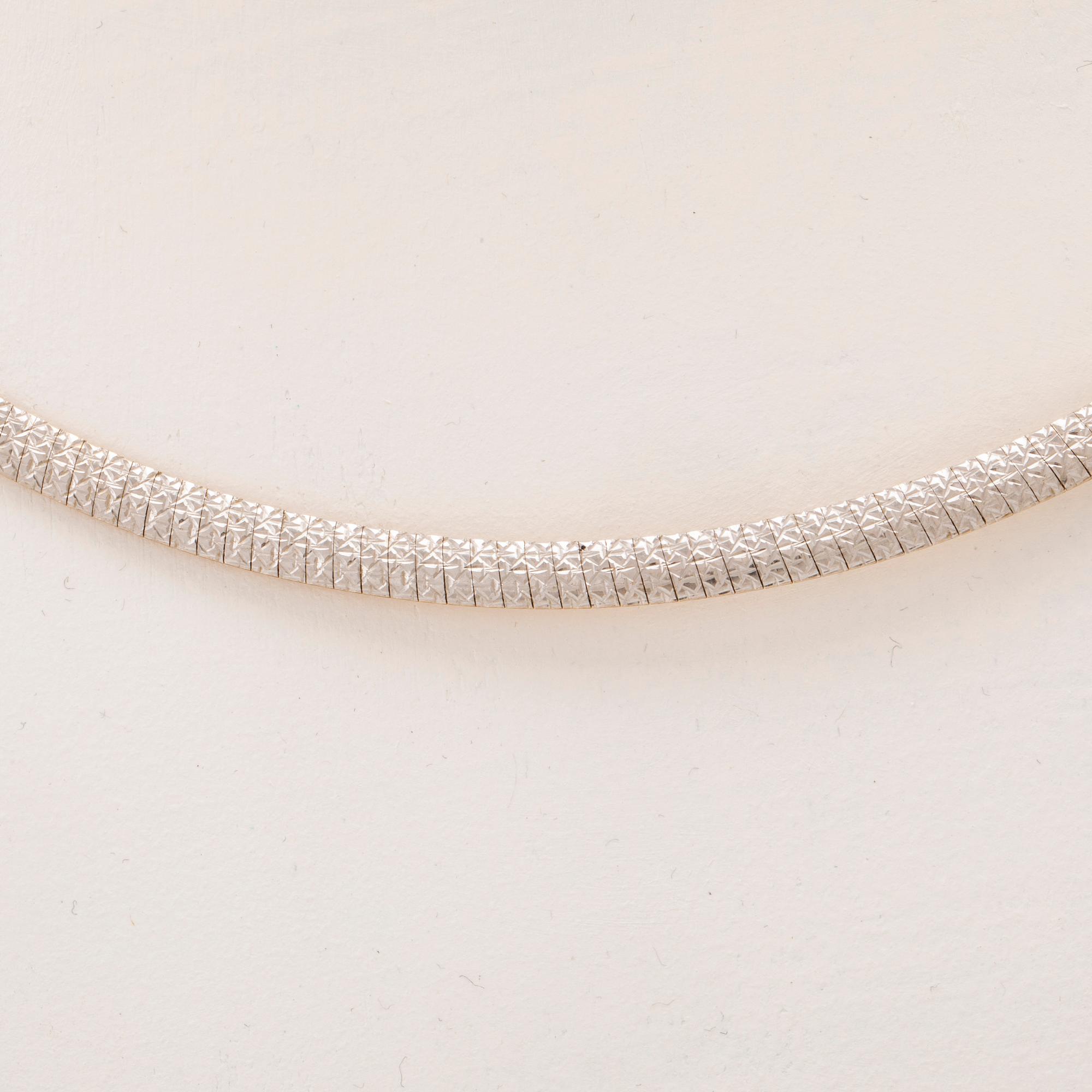 Halsband 10K vitt och rött guld Italien.