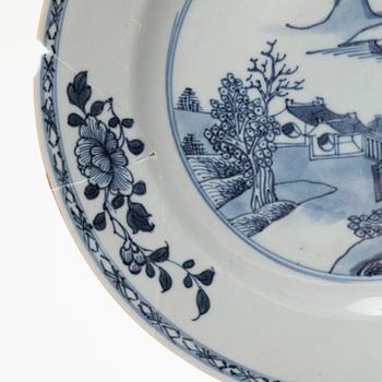 A blue and white Chinese porcelain serving dish and five plates, Qing dynasty, Qianlong, (1736-95).