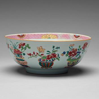 160. A famille rose punch bowl, Qing dynasty, Qianlong (1736-95).