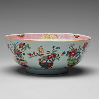 160. A famille rose punch bowl, Qing dynasty, Qianlong (1736-95).