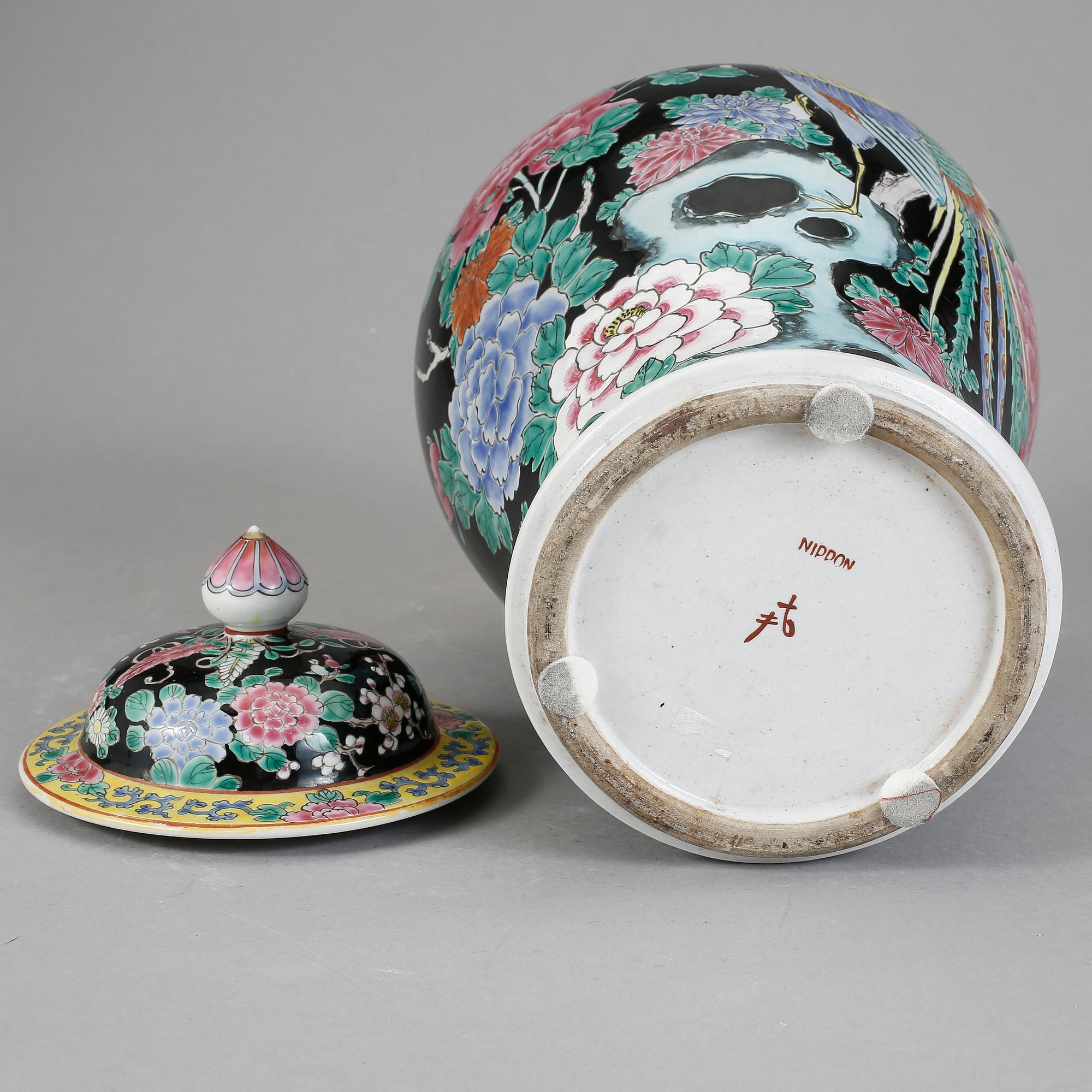 LOCKURNA, porslin, Japan, 1900-talets andra hälft.