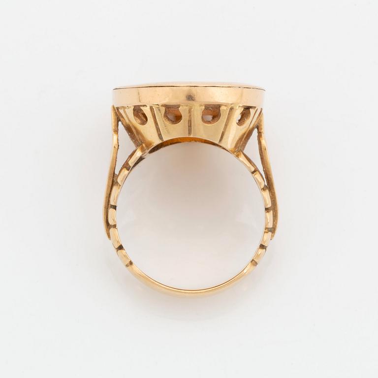 An 18K gold ring, 19th century.