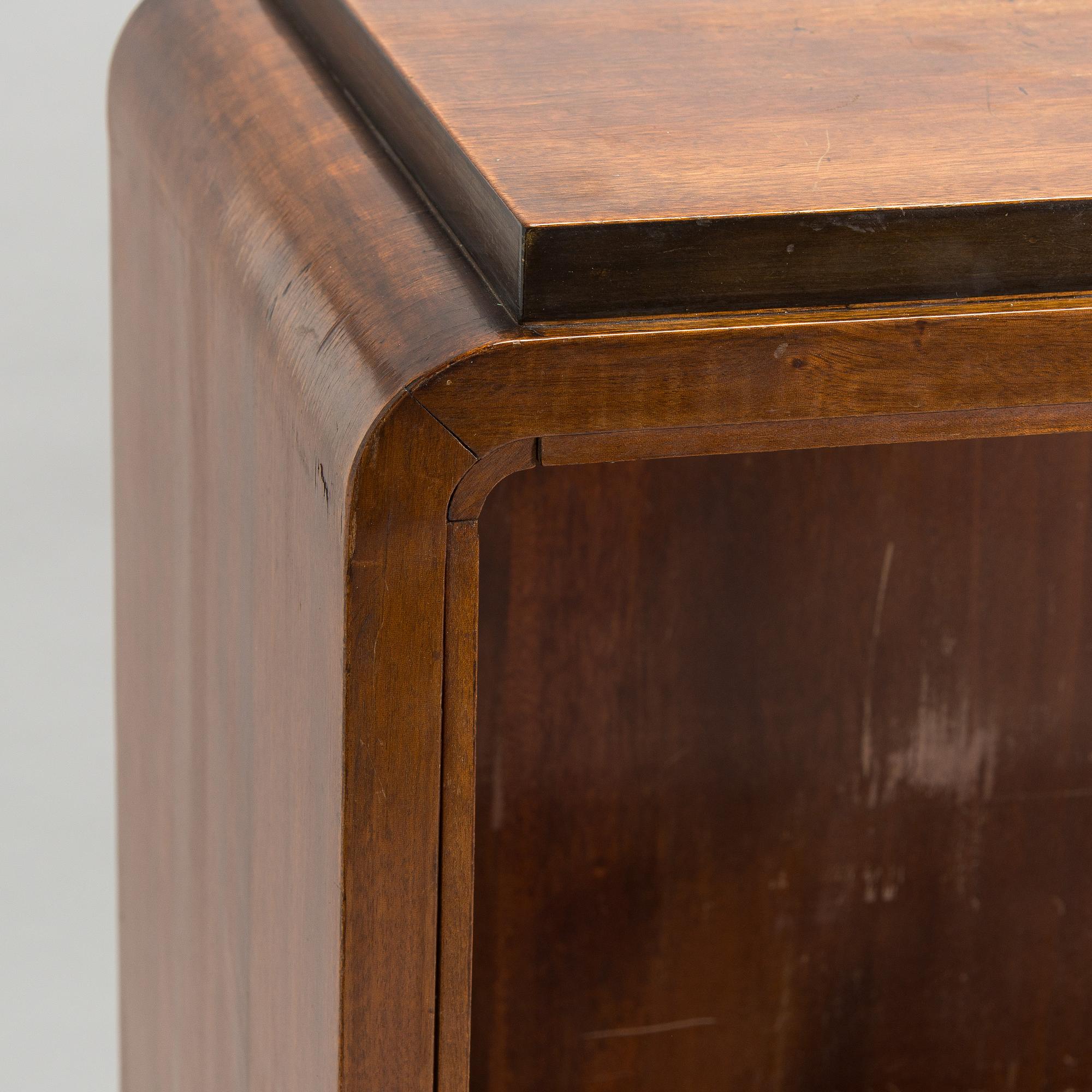 Lauri Järveläinen, kirjakaappi, Tampereen Höyrypuuseppä oy, Tampere 1920-luku.