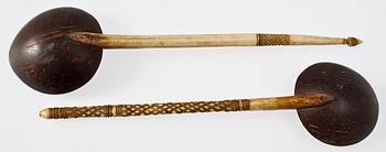 SKEDAR, 2 st, kokosnötsskal och ben, 1600/1700-tal.