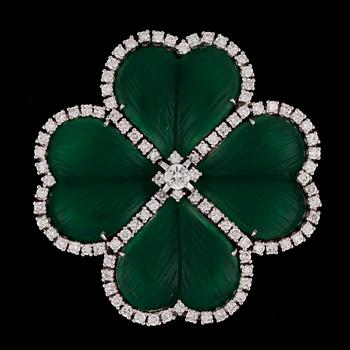 12. A green chalcedony and brilliant cut diamond brooch, tot. app. 2 cts.