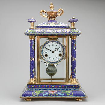 BORDSPENDYL, mässing och emalj, 1900-tal, troligen Kina.