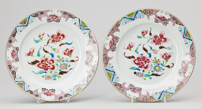 TALLRIKAR, ett par, porslin, Qianlong, Kina 1700-tal.