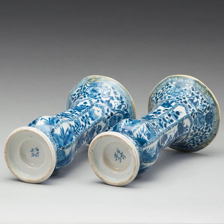 A pair of blue and white vases, Qing dynasty, Kangxi (1662-1722).