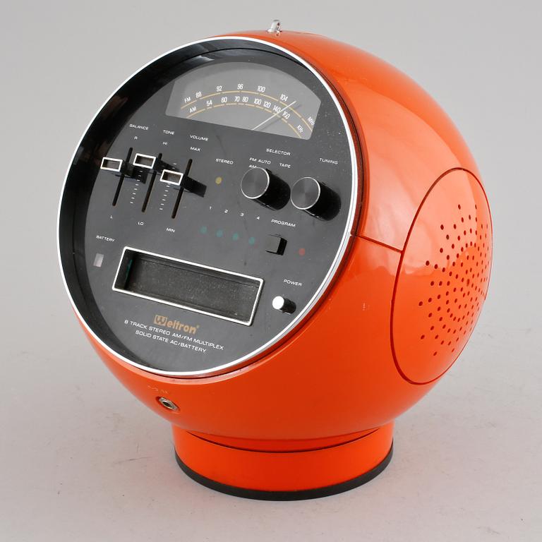 A radio, model 2001, made by Weltron in the 1970s.