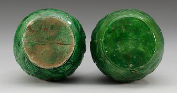 A pair of Ming style vases, Qing dynasty (1644-1912).