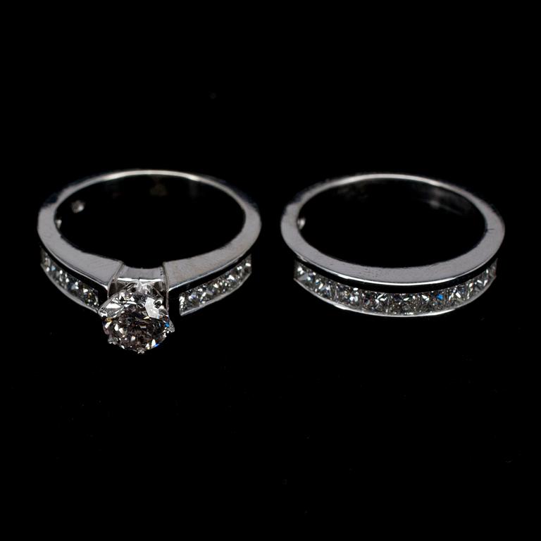 RINGAR, 2 st, vitguld 14K, briljantslipad mittsten 0,61 ct, små diamanterer tot. 1,40 ct. Vikt tot. 8,9 g.