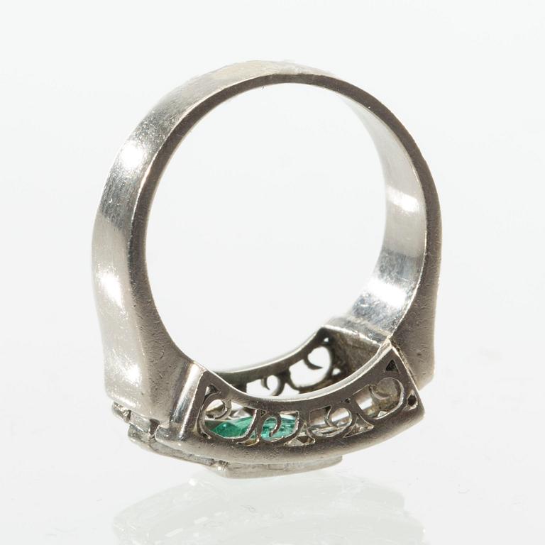 RING, 18 k vitguld med diamanter ca 0.50 ct samt smaragd ca 0.40 ct. Gunnar Fahlström, Stockholm, 1954. Vikt ca 9 g.
