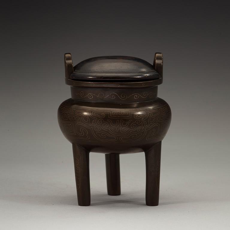 A bronze tripod censer, Qing dynasty (1644-1912).