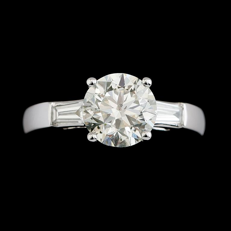 RING, 18 k vitguld, briljantslipad diamant ca 2.40 ct, samt 2 baguetteslipade diamanter tot ca 0.20 ct.