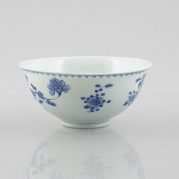 A group of three Chinese blue and white porcelain bowls, late Qing dynasty / early 20th century.