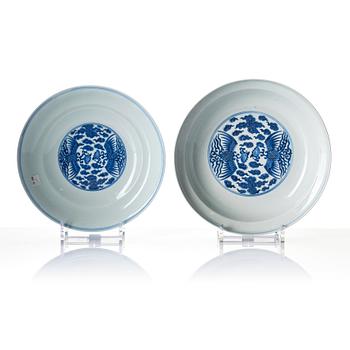 A blue and white 'phoenix' bowl with cover, Qing dynasty, Guangxu mark and period (1875-1908).