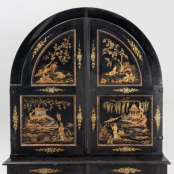 A Chinoiseries cabinet, 18th century and early 1900.