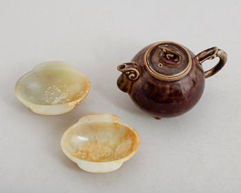 TEKANNA OCH SKÅLAR, 3 delar, porslin och sten, orientaliska, 1900-/2000-tal.