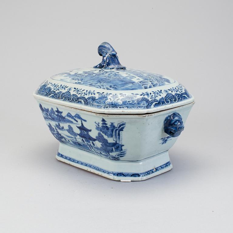 A Qianlong porcelain tureen, China 1736-1795.