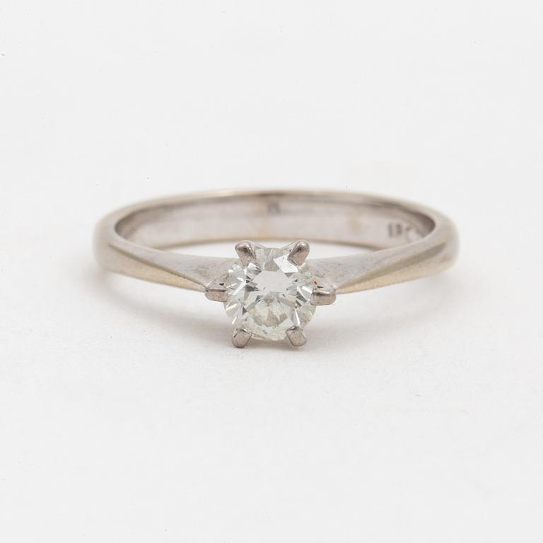 A ring set with a round, brilliant-cut diamond.