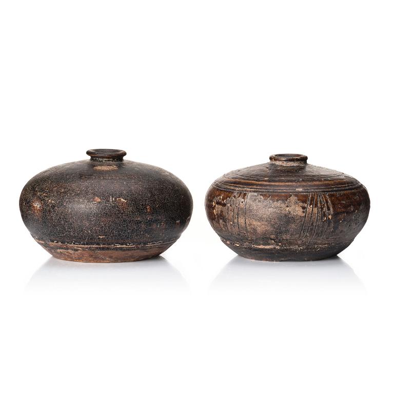 Two Sawankhalok jars, Thailand/Kambodja, 15/16th century.