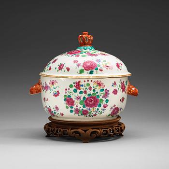 1562. A famille rose tureen with cover, Qing dynasty, Qianlong (1736-95).