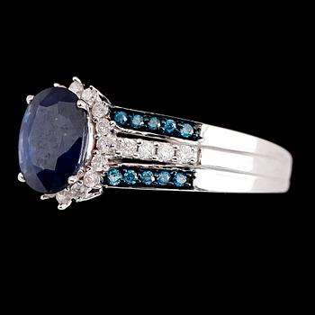 RING, 9 k guld, vita och blåfärgade briljanter tot ca 0.56 ct, blå safir ca 2.20 ct.