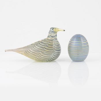 Oiva Toikka, an annual glass bird with its egg, year 2007, both signed O. Toikka Nuutajärvi, the egg numbered 292/750.