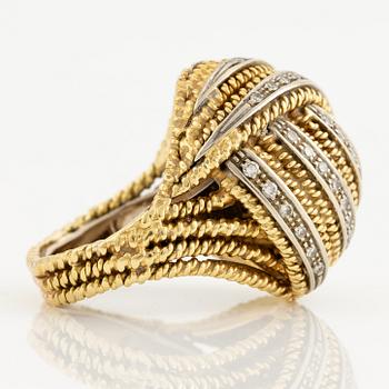 Ring 18K gold with eight-cut diamonds.