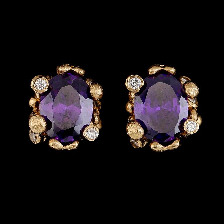 ÖRHÄNGEN, 1 par, 18K guld, 6 briljantslipade diamanter samt ametist. Total vikt ca 7 g.