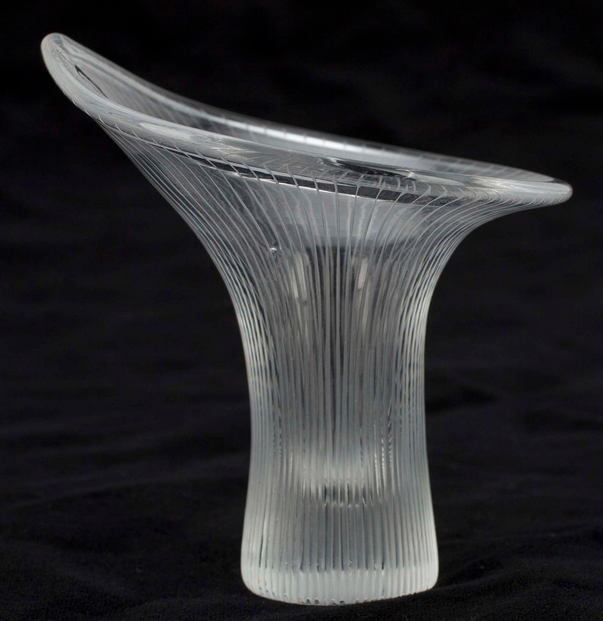 KONSTGLAS, 2 st," Kantarellen" Tapio Wirkkala samt "Finlandia serien" Timo Sarpaneva . Iittala.
