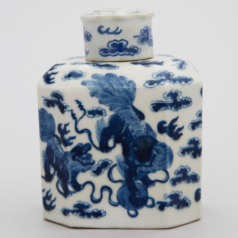 A Chinese porcelain tea caddy, 18/19th Century.