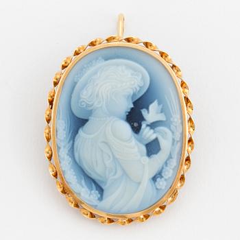 An 18K gold brooch with a cameo in ceramics/paste.