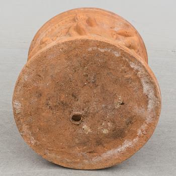 An early 20th century terracota flower pot.