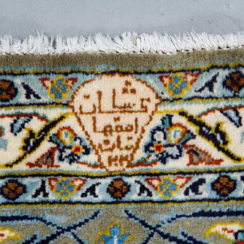 Matto, Kashan, signed Isfahanian, ca 404 x 280 cm.