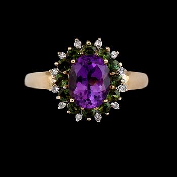 RING, 10K guld, ametist, gröna granater och diamanter. Vikt ca 4 g.