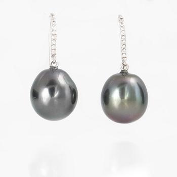 ÖRHÄNGEN, 1 par, med odlade Tahitipärlor och 18 briljantslipade diamanter.