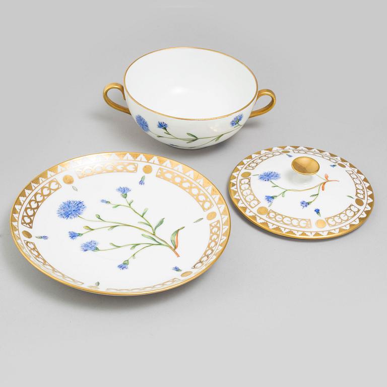 A set of 11 soup bowls with covers and stand, Bing & Gröndahl, Denmark, 20th Century. Hausmalerei.