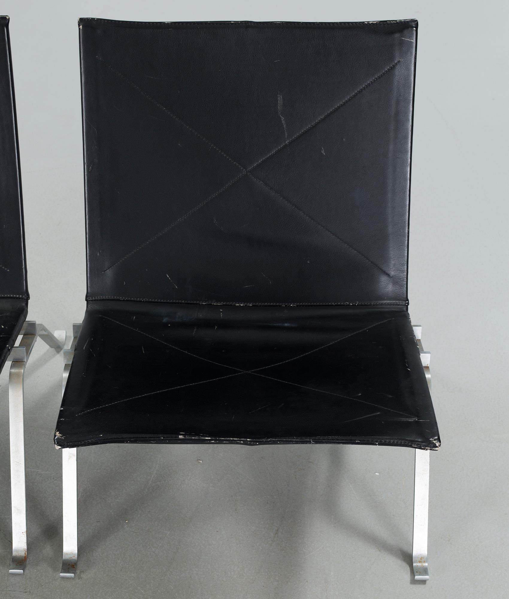 A pair of "PK22" chairs, designed by Poul Kjaerholm, made by Fritz Hansen in 1989.