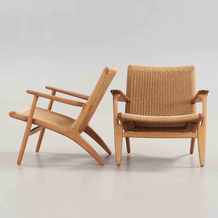Hans J. Wegner, fåtöljer, ett par "CH-25", Carl Hansen & Son, Danmark 1950-60-tal.