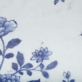 SKÅLFAT, 2 st,  porslin, Kina, Qianlong 1736-1795.