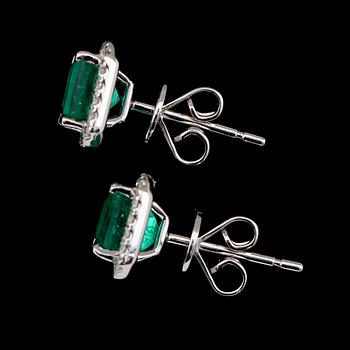 ÖRHÄNGEN, 1 par, 18 k vitguld, briljantslipade diamanter tot 0.21 ct, smaragder tot 1.74 ct. Total vikt ca 3,0 g.