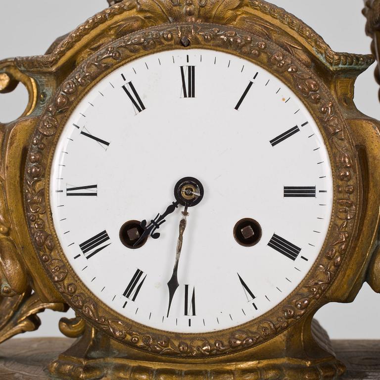 BORDSPENDYL, nyrenässans. 1800-talets andra hälft.