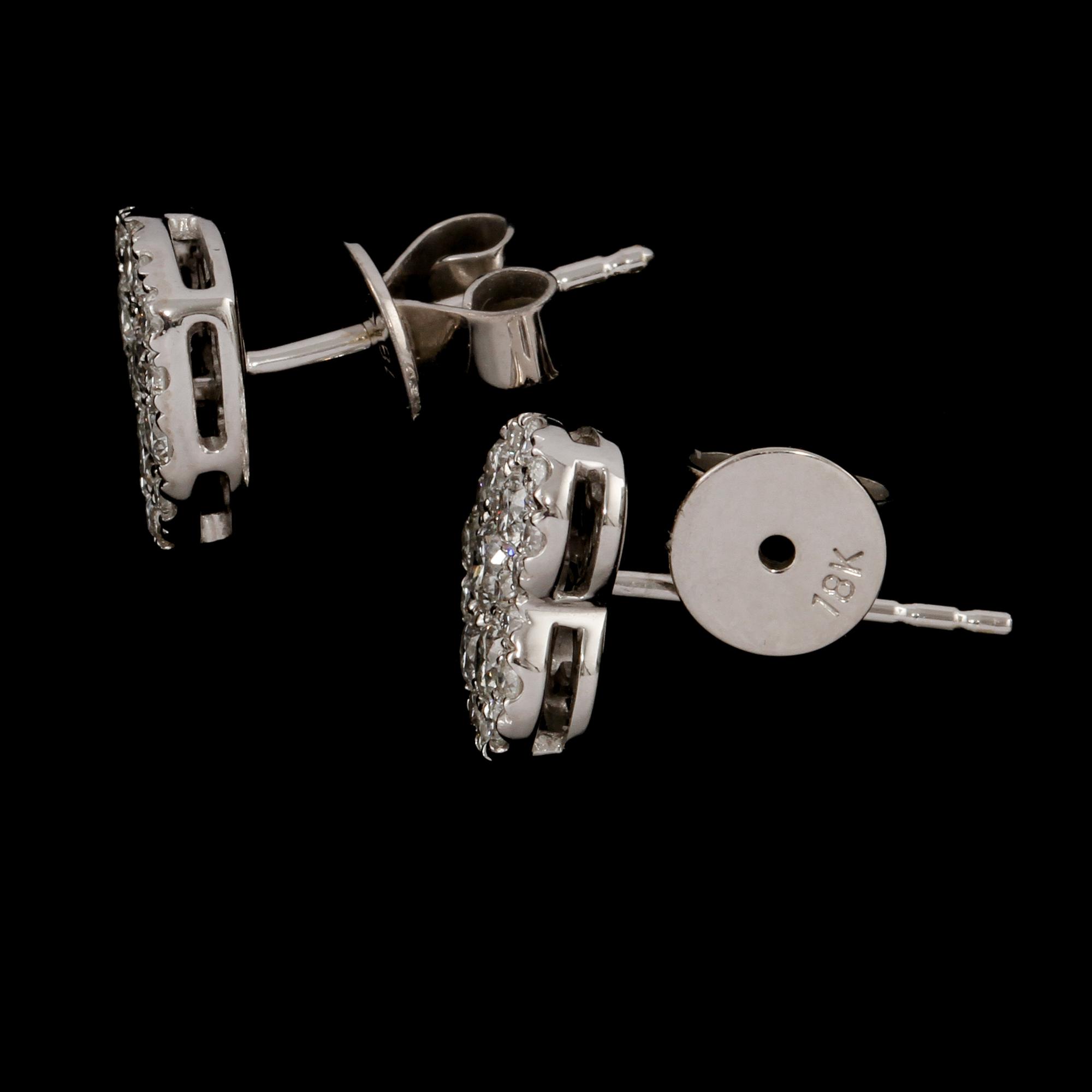 ÖRHÄNGEN, ett par, 18k vitguld med briljantslipade diamanter, totalt 0.69 ct. Vikt 3 g.