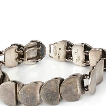 ARMBAND SAMT ARMRING, sterlingsilver, Rey Urban, Stockholm 1967 resp 1976. Tot ca 105 gram.