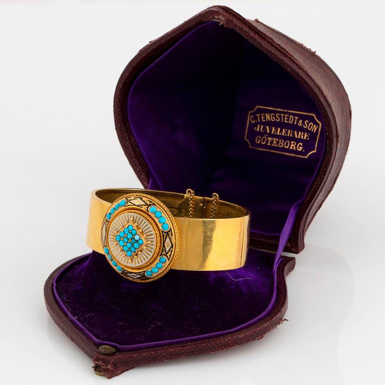 An 18K gold and enamel bangle set with turquoises.