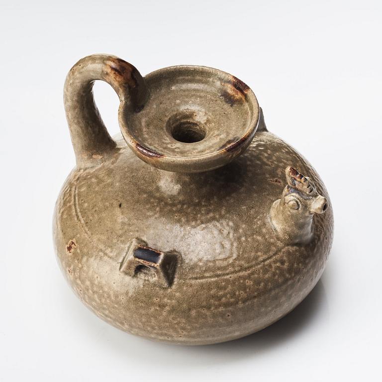 Vinkanna stengods. Troligen Sex dynastier, Jin (265-420).