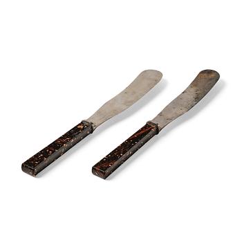 173. A pair of Swedish 'Rännås' porhyry butter knives, Älvdalen, mid 19th century.